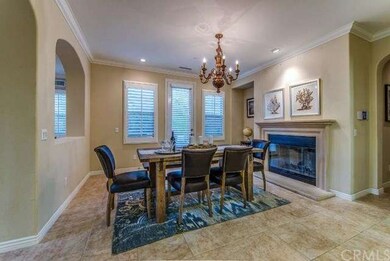 Spacious dining room that opens to the kitchen. En