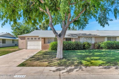 10209 W Kingswood Cir-large-002-019-1020