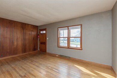 104 Fisher St, Hiawatha, IA 52233 - photo 3