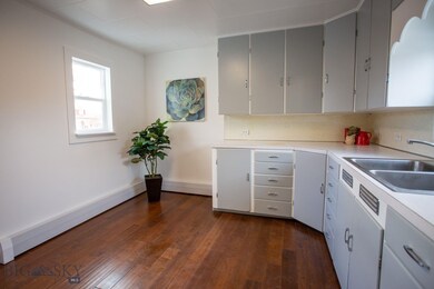 Kitchen eat-in area