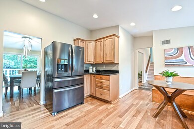 12539 Arnsley Ct, Herndon, VA 20171 - photo 7