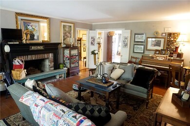 Your sitting room. There is great entertaining spa