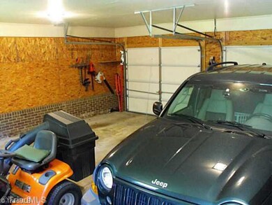 5511 Fallingbrooks Dr, Greensboro, NC 27407 - photo 7