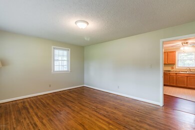 114 Tower Dr, Jacksonville, NC 28546 - photo 3