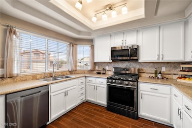 Kitchen with a sink, dark wood-style flooring, tas