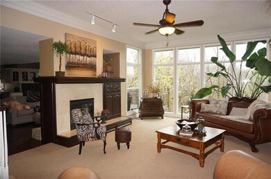 Large living room w/floor to ceiling windows w/ama
