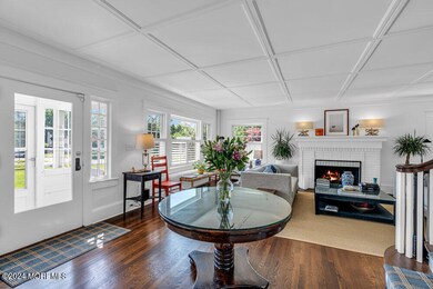 Entry hall / living room