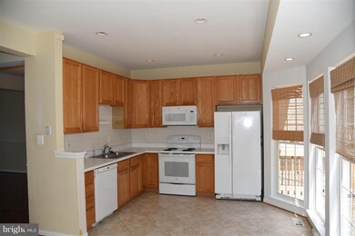 2579 Chase Wellesley Dr, Herndon, VA 20171 - photo 5