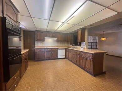 Kitchen: 2 ovens, real wood cabinets, electric coo