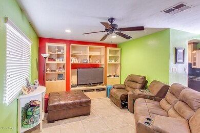 02 905 E Ameila Living Room