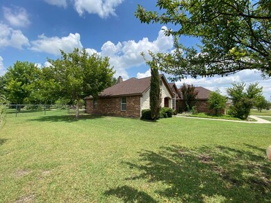 123 Fossil Rock Dr, Azle, TX 76020 - photo 3