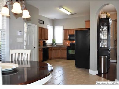 kitchen : spacious informal dining open to kitchen