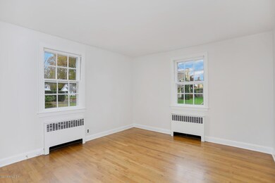 30 Riverside Ln Riverside CT-large-004-0