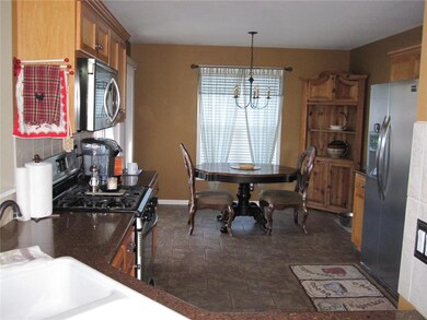 Spacious eat in kitchen w tile floor, stainless st