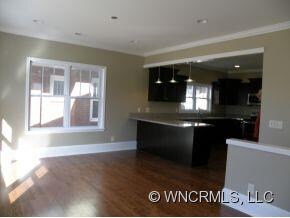Dining Area w Breakfast Bar