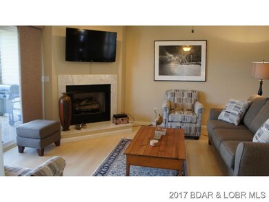 Living Room w Gas Fireplace