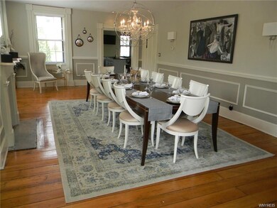 Like to entertain? Banquet sized dining room with 