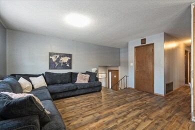 2602 Towne House Dr NE, Cedar Rapids, IA 52402 - photo 6