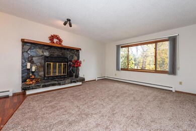 2 Fireplace:Window