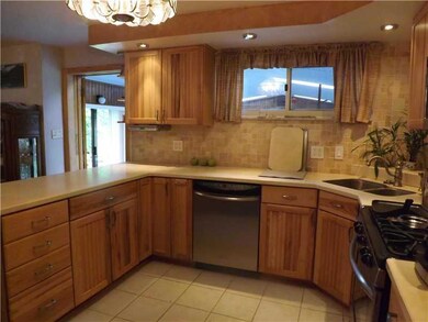 Kitchen. Plenty of Counter Space