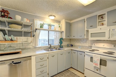 711 Amaryllis Dr, Sebastian, FL 32976 - photo 7