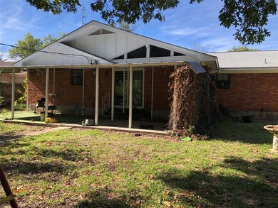 1104 Hillside Dr, Gainesville, TX 76240 - photo 4