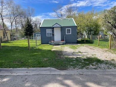 414 Farewell St, Lewistown, MT 59457 - photo 2