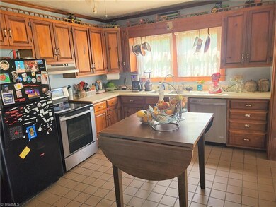 981 Thornburg Rd, Asheboro, NC 27205 - photo 5