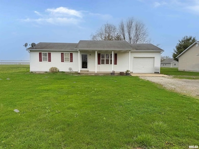 425 S Main St, Saint Elmo, IL 62458 - photo 2