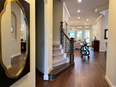 Foyer with crown molding