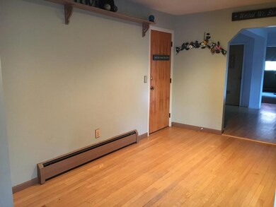 Large living room w hardwood