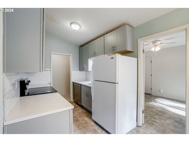 16538 SW Carnegie Ave, Lake Oswego, OR 97035 - photo 4