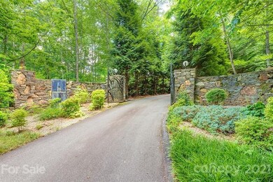Private drive into the property with incredible cu