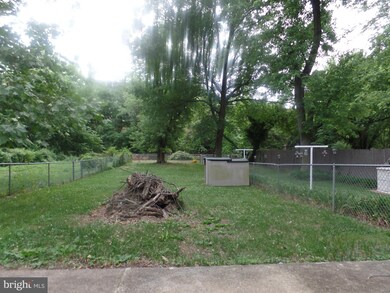 931 Owens Rd, Oxon Hill, MD 20745 - photo 2