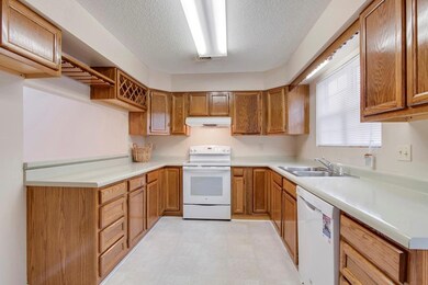 06_ChotaViewCircle_204_Kitchen01