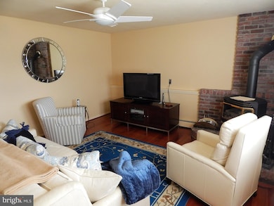 9 Hedgerow Dr, Morrisville, PA 19067 - photo 3