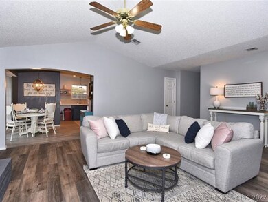 4008 S Poplar Ave, Broken Arrow, OK 74011 - photo 6