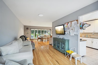 11 Robin Ln, Plainview, NY 11803 - photo 7