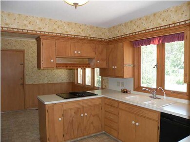 Fully functional kitchen with breakfast nook~