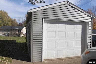 2803 Hillside Ct, Bettendorf, IA 52722 - photo 3