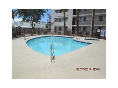 Swimming Pool/Hot Tub/Sauna. Community Pool