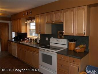 220 Oak St, Pen Argyl, PA 18072 - photo 2