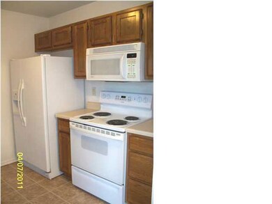 Nice oak and laminate kitchen. Updated appliances 