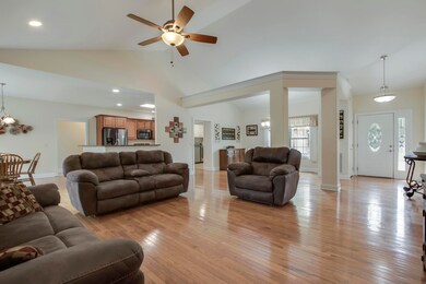 05_353 Mingo Way_Living03