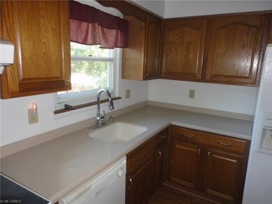 706 Hollywood Ave, Sheffield Lake, OH 44054 - photo 4