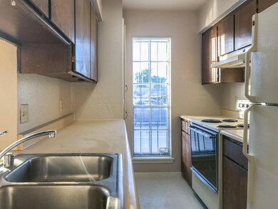 10720 Forest Ridge Ln unit D, El Paso, TX 79935 - photo 7