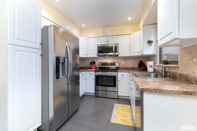 1726 Elmwood Ave, Bettendorf, IA 52722 - photo 6