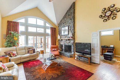 12716 Pond Crest Ln, Herndon, VA 20171 - photo 4