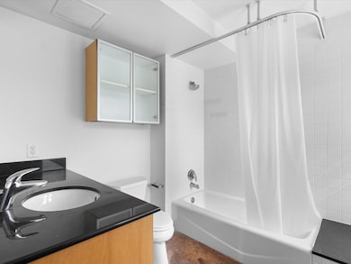 Bathroom with shower / bathtub combination with cu