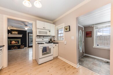 930 N Sleight St, Naperville, IL 60563 - photo 3